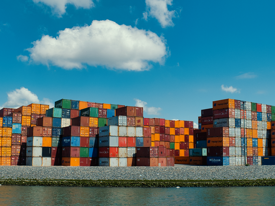 Containers shipping raw tweets
